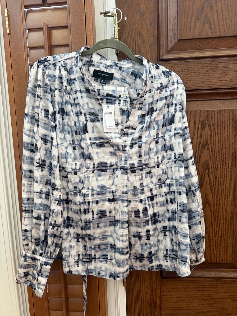 NIC+ZOE White and Blue Abstract Print V-Neck Blouse